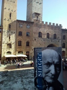 Singer u Toskani. Snimljeno za vikend u srednjovekovnom gradiću San Gimignano by Predrag Popovic